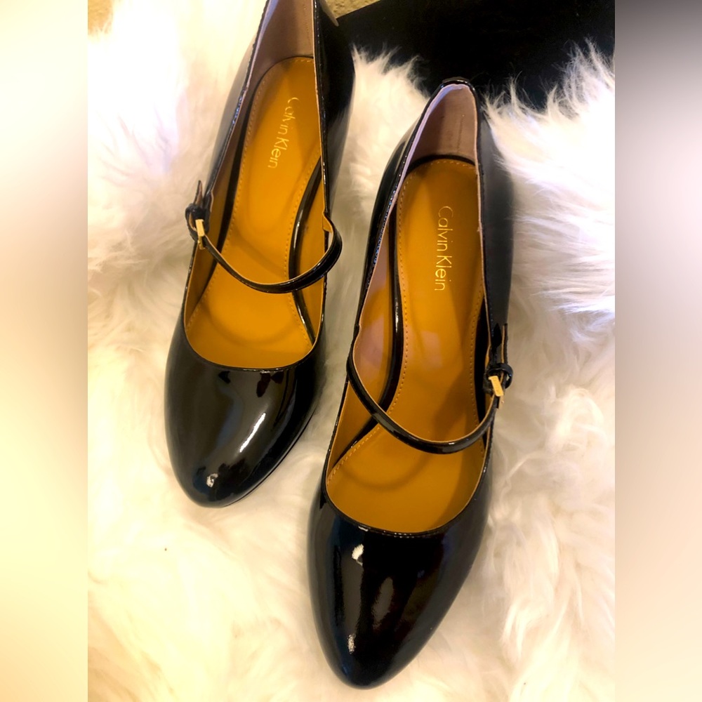 Calvin Klein Mary Jane black patent pumps with gold metallic detailing Sz 7.5
